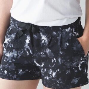 LULULEMON Spring Break Away Shorts II Black White Straps Sz 8  Great